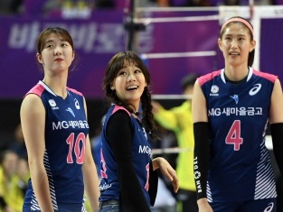 人気美女アナが韓国Vリーグのオールスター戦にサプライズ出場!! キュートな笑顔は必見【PHOTO】