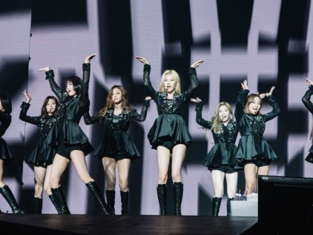 TWICE、アメリカツアーが大盛況！ 現地ファンが休養中のミナを応援するシーンも