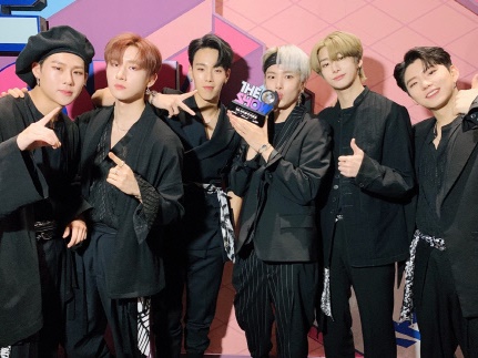 “6人体制”となったMONSTA X、音楽番組で1位獲得！ 「転んでもまた起き上がるグループに」