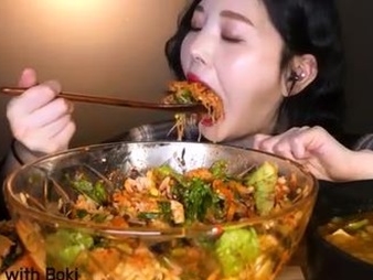 韓国で話題の“美しすぎる大食い美女ユーチューバー”ムン・ボクヒの正体とは?