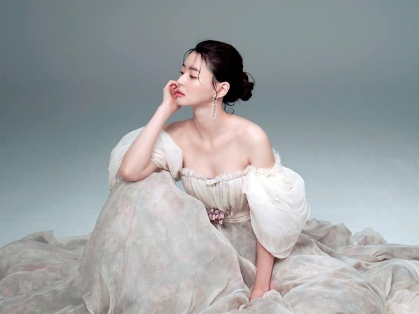『梨泰院クラス』女優クォン・ナラ、最新ビジュアルで「輝く美背中」披露【PHOTO】
