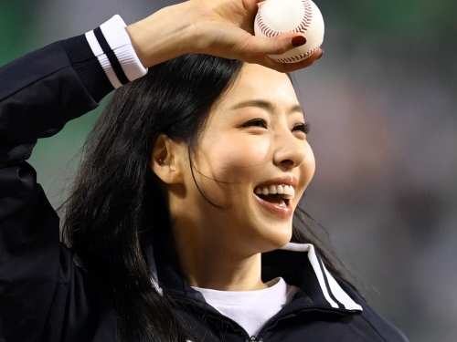 女優イ・ダヒ、韓国プロ野球の始球式に登場！見事な“ストライク投球”披露【PHOTO】