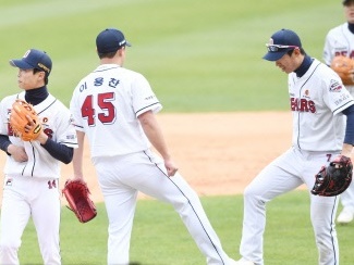 唾吐き行為も素手ハイタッチも“禁止”した韓国プロ野球、選手たち「無意識で…混乱する」