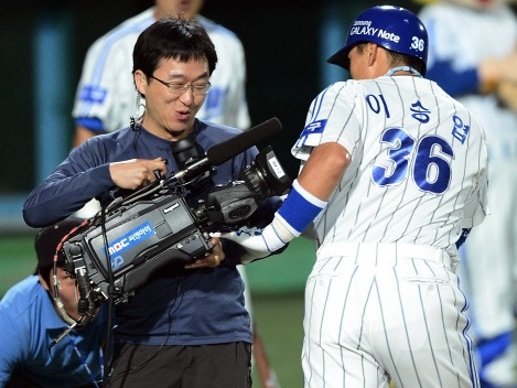 選手に接近する中継カメラ…コロナ不安でもKBOが強気に指摘できない3つのジレンマとは