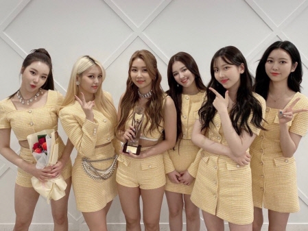 MOMOLAND、「大韓民国芸能芸術賞」に喜び。グループの勢い止まらず