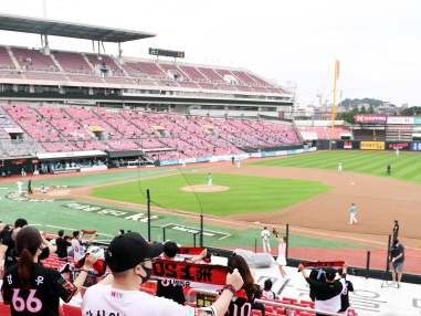 韓国プロ野球の試合会場で結婚式？ある球団のファンカップルへの“粋な計らい”に注目