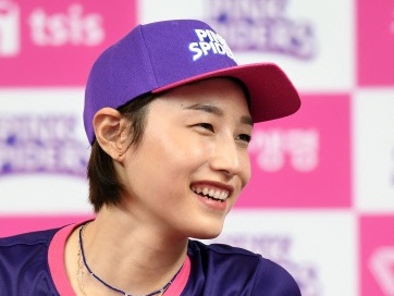 女子バレーの“女帝”キム・ヨンギョンがチームの公開練習に参加「髪も切った」