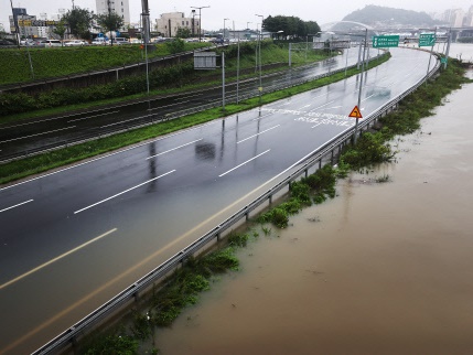 韓国、集中豪雨でソウル漢江の水位が上昇中…警察「主要道路の車両統制が続く可能性も」