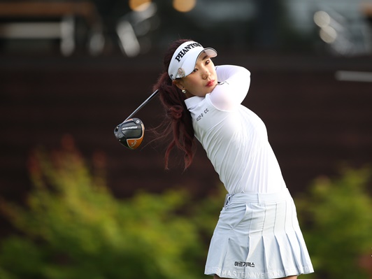 美女ゴルファー、ユ・ヒョンジュの“ノースリーブニット姿”に反響！「女神だ」【PHOTO】