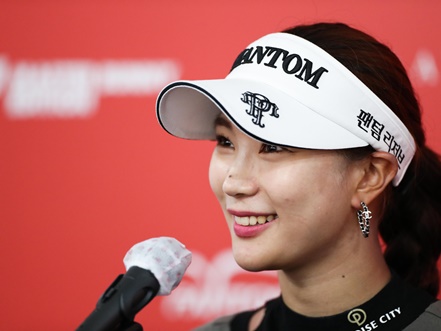 美女ゴルファーのユ・ヒョンジュ、1カ月ぶり再開の韓国女子ツアーで首位タイ発進！【PHOTO】