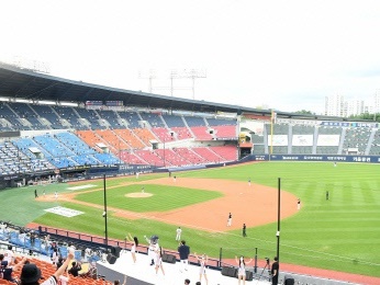 韓国プロ野球が観客入場再開、ポストシーズンの難題解消へ追い風となれるか