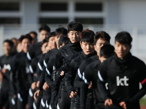 抱き合ってゴール喜ぶ場面もあったが…ファン・ヒチャンのコロナ発覚で“緊急事態”の韓国代表
