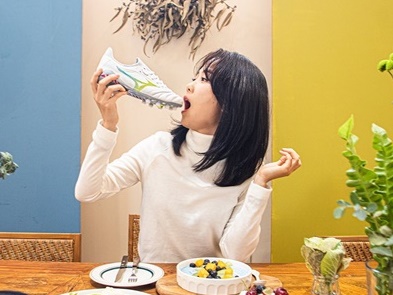美女サッカー選手イ・ミナがスパイク食べちゃう!? キュートなショットでファンを魅了【PHOTO】