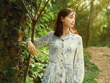 “韓流四天王”ウォンビンの妻、女優イ・ナヨンが大自然の中で見せた可憐な美貌【PHOTO】